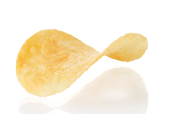 Beyaz izole lezzetli patates cipsi — Stok fotoğraf