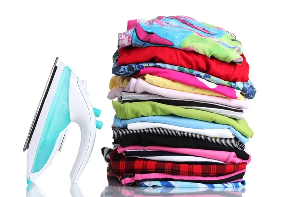 Pilha de roupas coloridas e ferro elétrico isolado em branco — Fotografia de Stock
