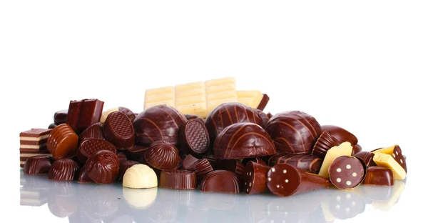 Vele verschillende chocoladesuikergoed geïsoleerd op wit — Stockfoto