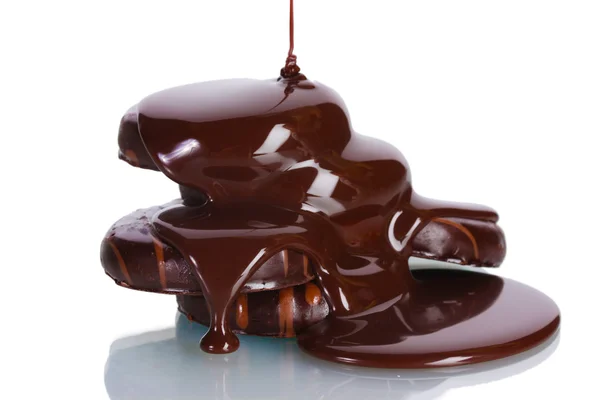 Шоколадное печенье выливают шоколад изолирован на белый — стоковое фото