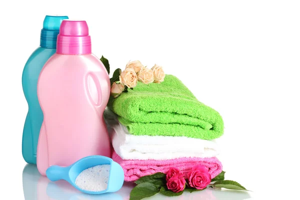 Detergente com pó de lavagem e toalhas isoladas em branco — Fotografia de Stock