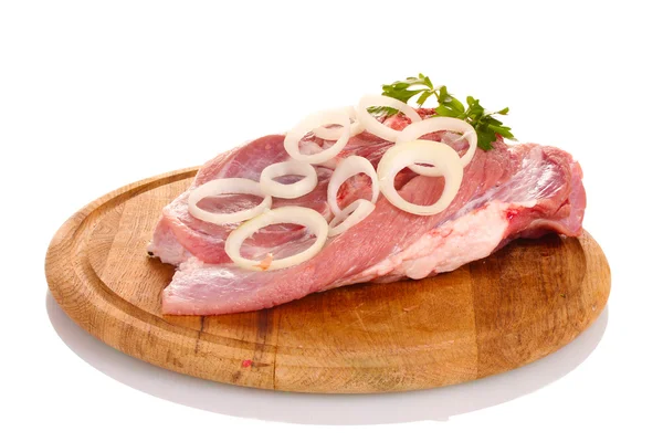 Carne crua e cebola em uma tábua de madeira isolada em branco — Fotografia de Stock
