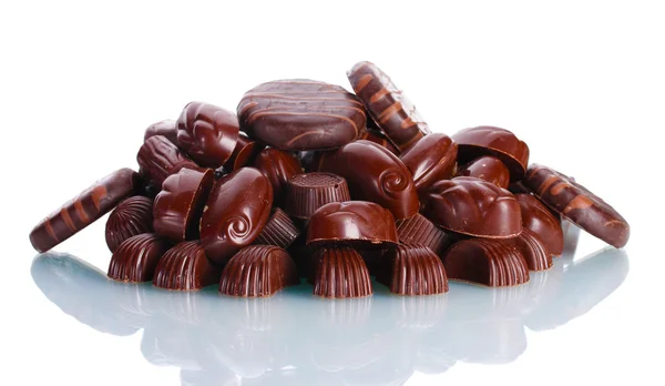 Vele verschillende chocoladesuikergoed geïsoleerd op wit — Stockfoto