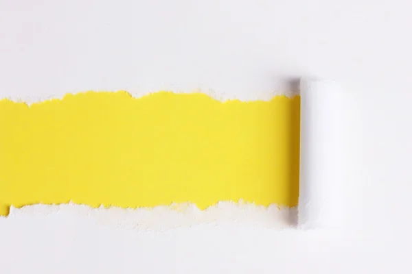 Roztrhaný papír se žlutým pozadím — Stock fotografie