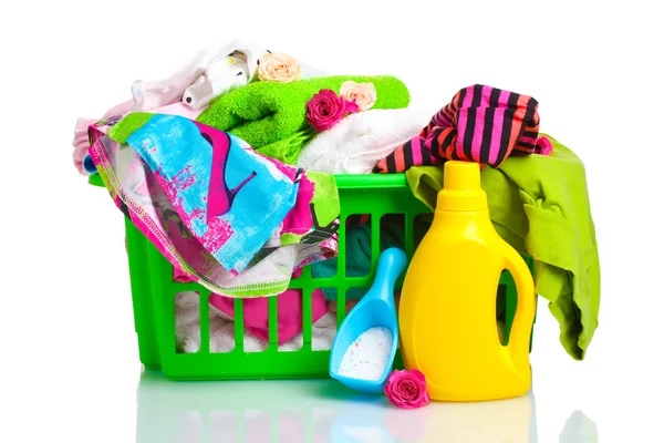 Ubrania z detergentem i proszek w zielony plastikowy kosz na białym tle — Zdjęcie stockowe