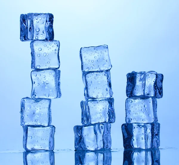 Tání ledu na modrém pozadí — Stock fotografie
