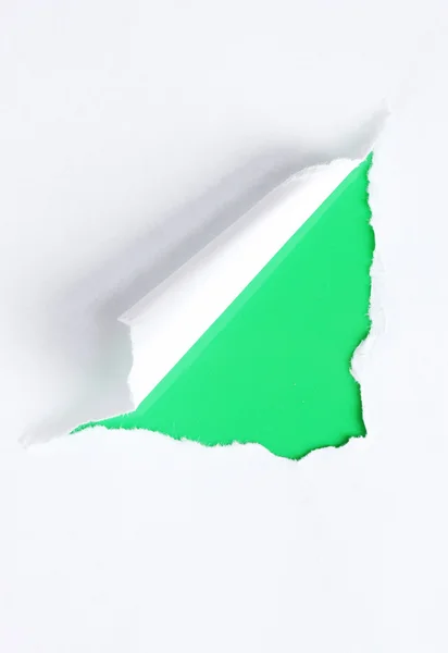 Zerrissenes Papier mit grünem Hintergrund — Stockfoto