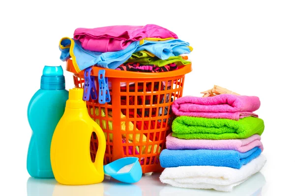 Ubrania z detergentem i proszek w pomarańczowy plastikowy kosz na białym tle — Zdjęcie stockowe
