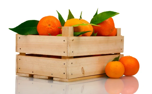 Modne, velsmakende tangeriner med blader i treboks isolert på hvitt – stockfoto