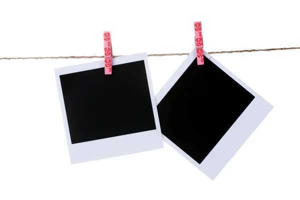 Fotopapper hängande på klädstreck isolerad på vit — Stockfoto