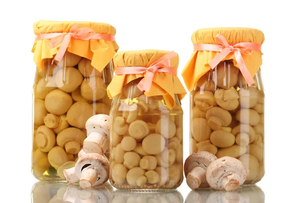 美味腌制蘑菇，玻璃罐中的和原料香菇隔离 — 图库照片
