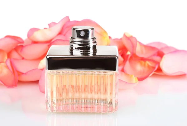 Parfym i en vacker flaska och kronblad isolerad på vit — Stockfoto