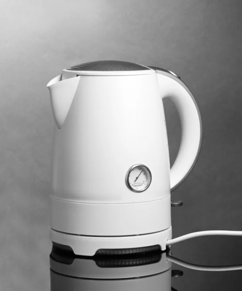 Biały czajnik elektryczny na szary — Zdjęcie stockowe