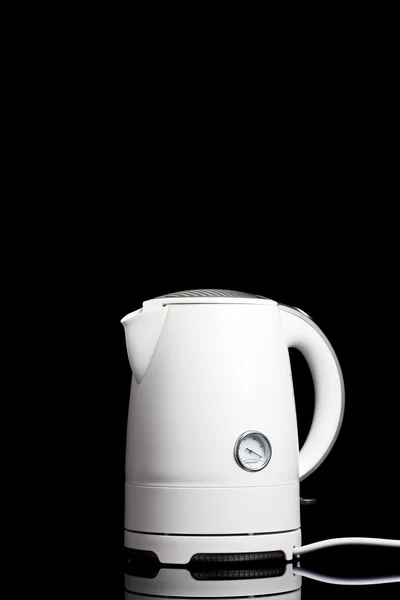 Белый электрический чайник на черном — стоковое фото