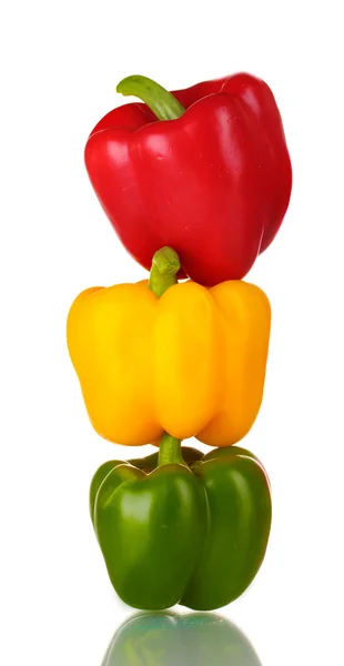 新鲜绿色、 红色和黄色辣椒上白色隔离 — 图库照片