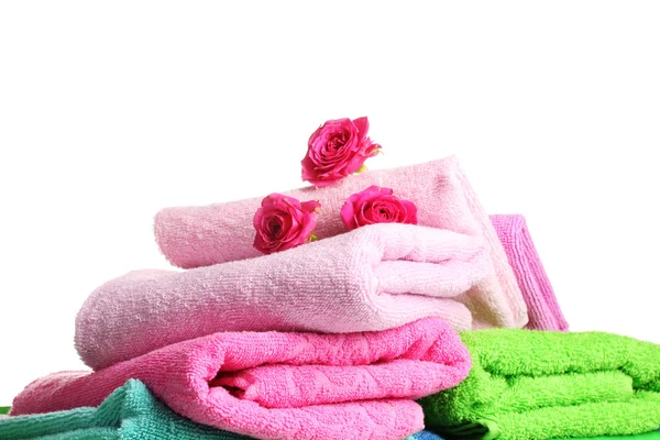 Toallas coloridas con rosas sobre un fondo blanco — Foto de Stock