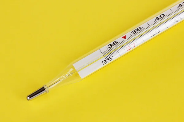 Termometr na żółtym tle — Zdjęcie stockowe