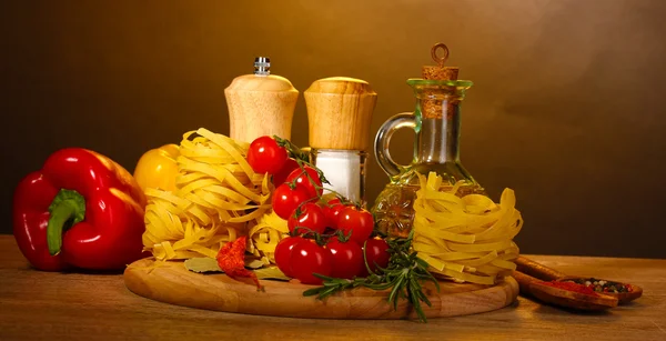 Şehriye kase, petrol, baharatlar ve sebzeler üzerinde kahverengi ahşap masa kavanoz içinde — Stok fotoğraf