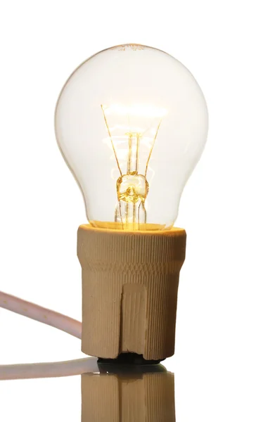 Eine beleuchtete Glühbirne isoliert auf weiß — Stockfoto