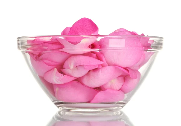 美しいピンクのバラの花びらが白で隔離されるガラスのボウル — ストック写真
