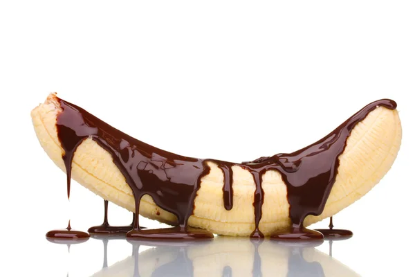 Banaan gegoten met vloeibare chocolade op wit wordt geïsoleerd — Stockfoto