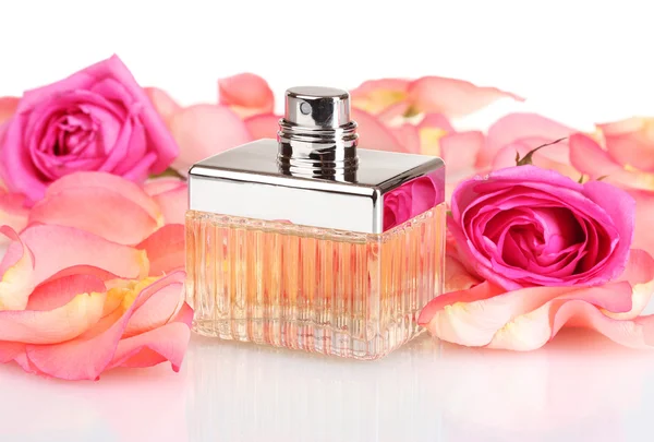 Perfume em uma bela garrafa, pétalas e rosas rosa isoladas em branco — Fotografia de Stock