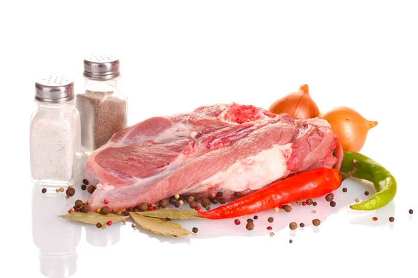 Carne y hortalizas crudas aisladas en blanco — Foto de Stock