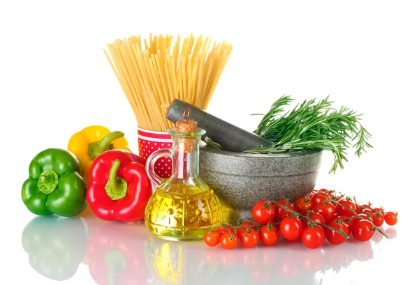 Espaguete em xícara, alecrim em argamassa, óleo em jarra páprica, tomate cereja , — Fotografia de Stock