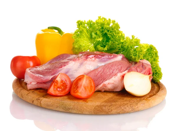 लाकडी बोर्डवर कच्चे मांस आणि भाज्या व्हाइटमिटवर वेगळे — स्टॉक फोटो, इमेज