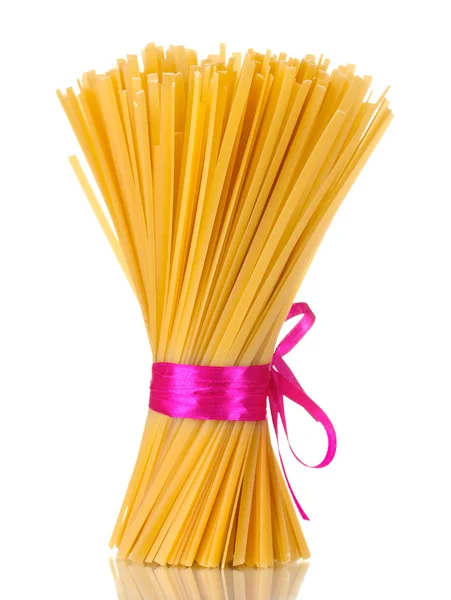 Куча спагетти с лентой, изолированной на белом — стоковое фото