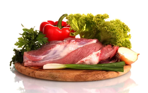 Viande crue et légumes sur une planche de bois isolée sur du blanc — Photo