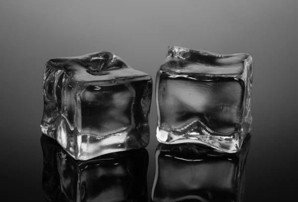 Gri arkaplanda buz küpleri — Stok fotoğraf