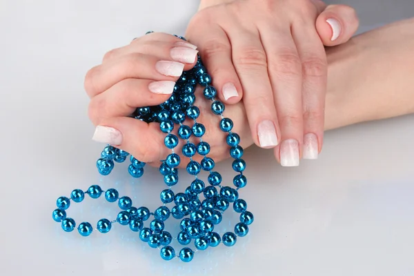 Hände mit schönem Winterdesign und Perlen isoliert auf weiß — Stockfoto