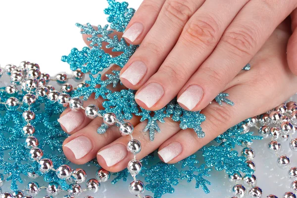Krásné ruce a sněhové vločky a korálky izolovaných na bílém — Stock fotografie
