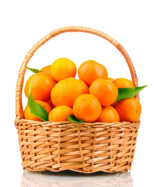 Tangerinas com folhas em uma bela cesta isolada em branco — Fotografia de Stock