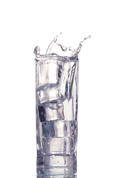 Cam üzerine beyaz izole buz küpleri ile tatlı su — Stok fotoğraf