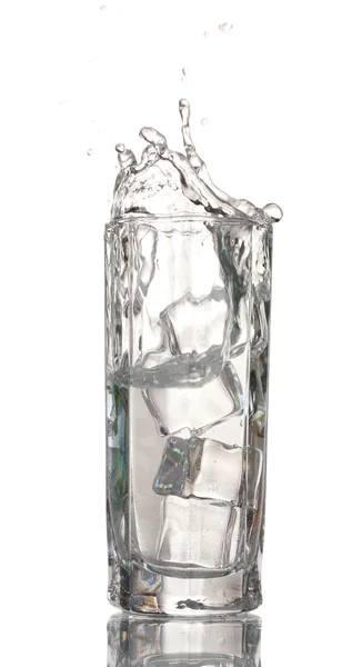 白で隔離される氷でガラスの新鮮な水 — ストック写真