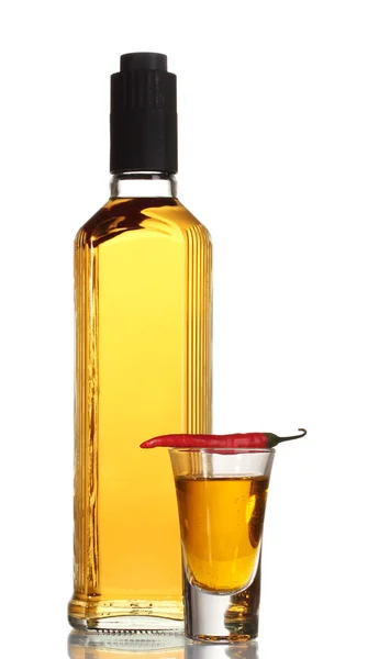 Fles en glas van peper wodka en rode chili peper op witte geïsoleerd — Stockfoto