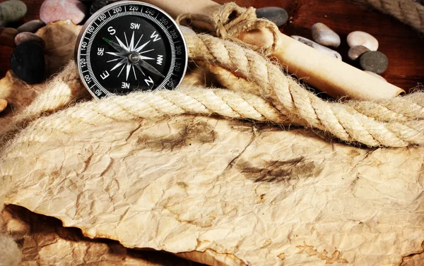 Oud papier, kompas en touw op een houten tafel — Stockfoto