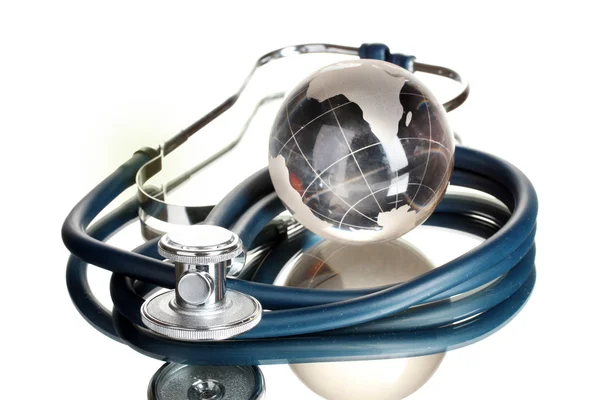 Glob i stetoskop na białym tle — Zdjęcie stockowe