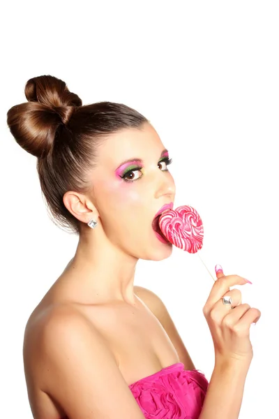 Chica joven como una muñeca en vestidos de color rosa con caramelo en forma de corazón aislado en —  Fotos de Stock