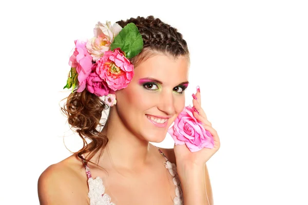 Bella ragazza con fiori nei capelli isolati su bianco — Foto Stock