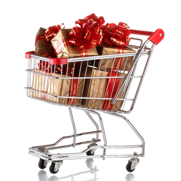 Belos presentes dourados com fita vermelha no carrinho de compras isolado no branco — Fotografia de Stock