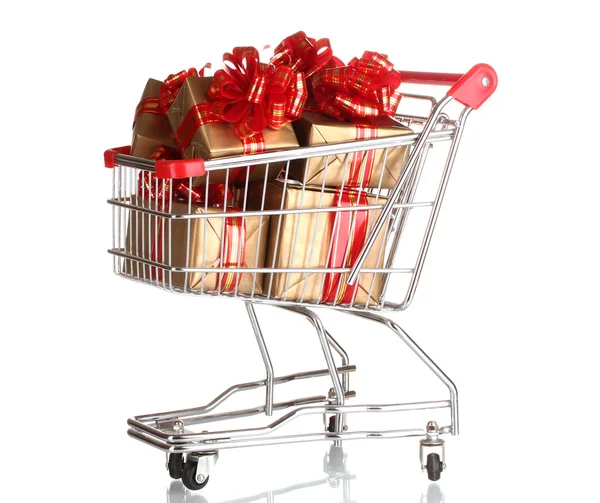 Belos presentes dourados com fita vermelha no carrinho de compras isolado no branco — Fotografia de Stock