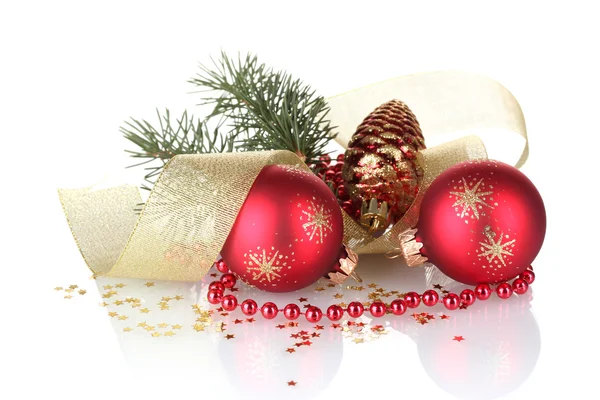 Bola de Navidad y árbol verde sobre fondo blanco — Foto de Stock