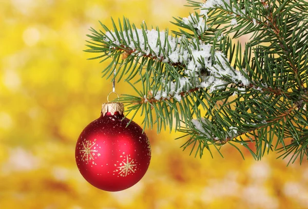圣诞球上黄色的树上 — 图库照片