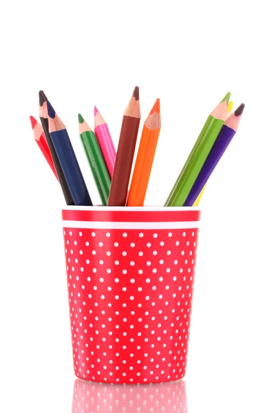 Renkli kalemler üzerinde beyaz izole kırmızı cam — Stok fotoğraf