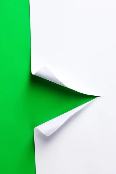 Gescheurd papier met groene achtergrond — Stockfoto