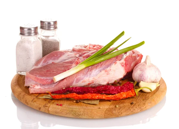 Rått kött och grönsaker på en planka isolerad på whit? — Stockfoto