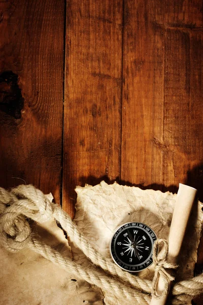 Altes Papier, Zirkel und Seil auf einem Holztisch — Stockfoto